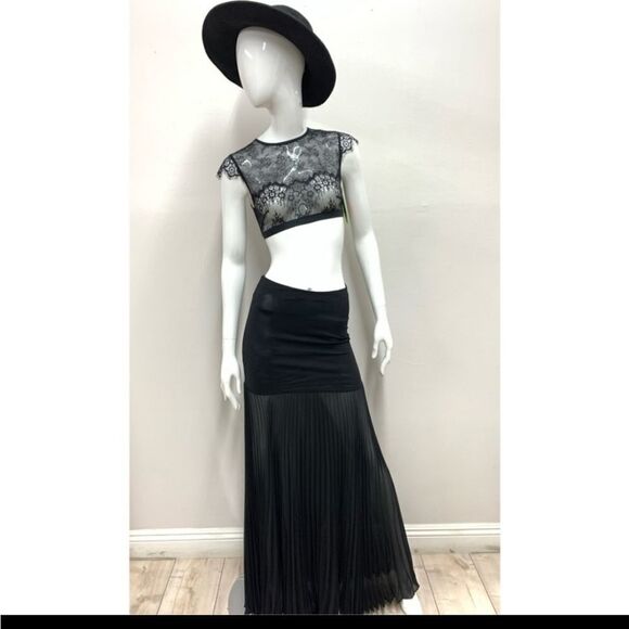 Sam Edelman cropped Lace Top with built-in Bra in Black lace and back keyhole - Picture 3 of 6